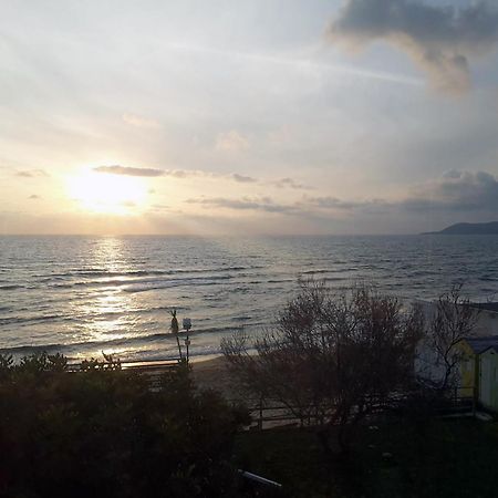 Hotel E Residence Il Faro אצ'יארולי מראה חיצוני תמונה