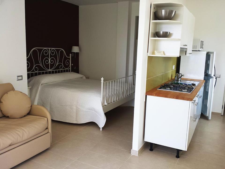 Hotel E Residence Il Faro אצ'יארולי מראה חיצוני תמונה