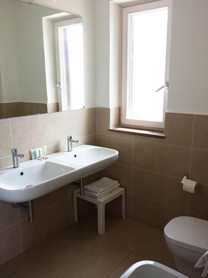 Hotel E Residence Il Faro אצ'יארולי מראה חיצוני תמונה