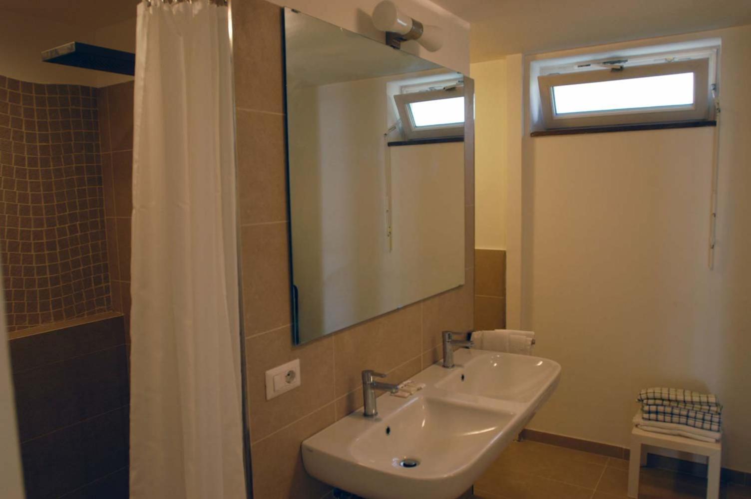 Hotel E Residence Il Faro אצ'יארולי מראה חיצוני תמונה