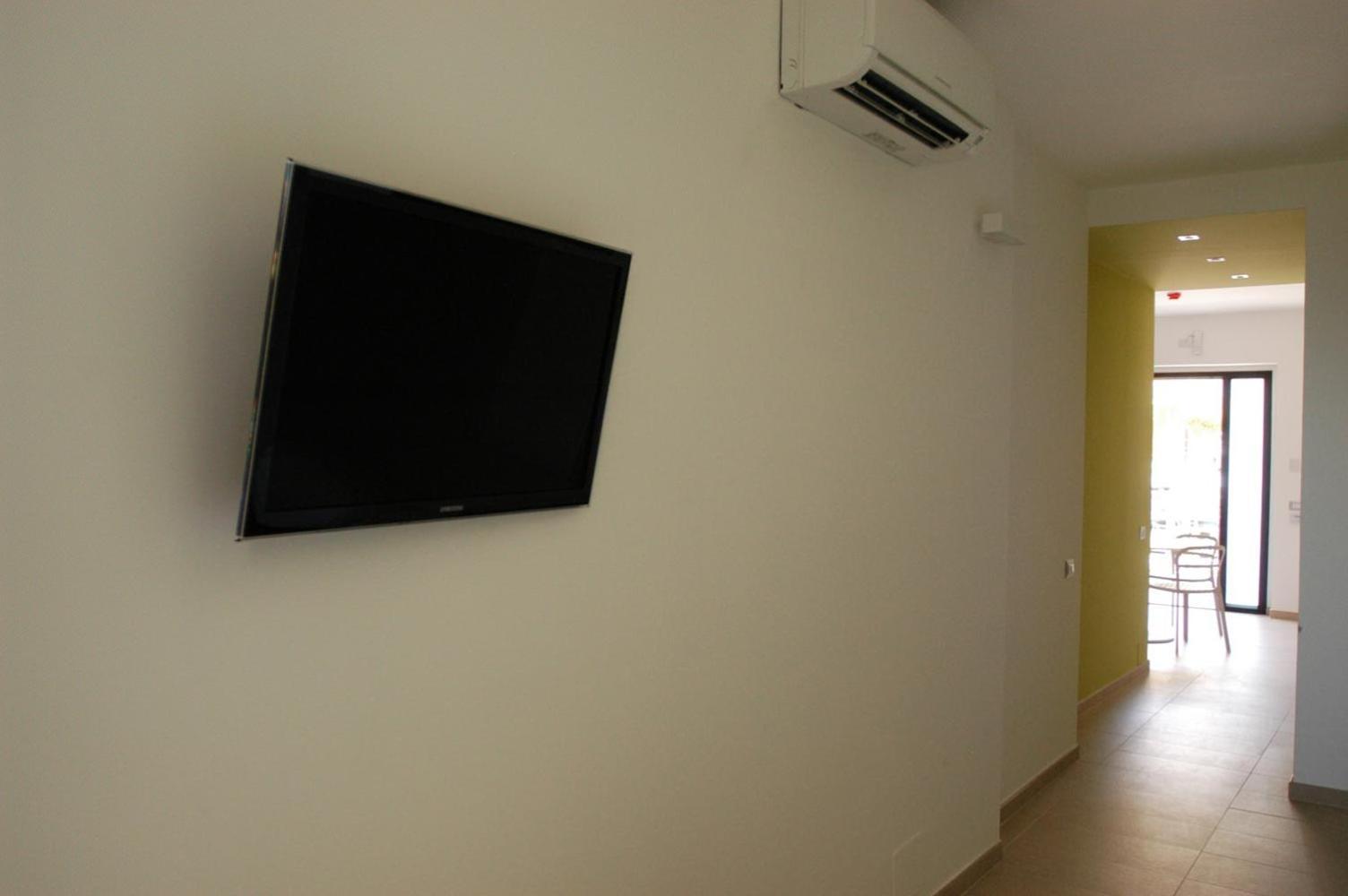 Hotel E Residence Il Faro אצ'יארולי מראה חיצוני תמונה