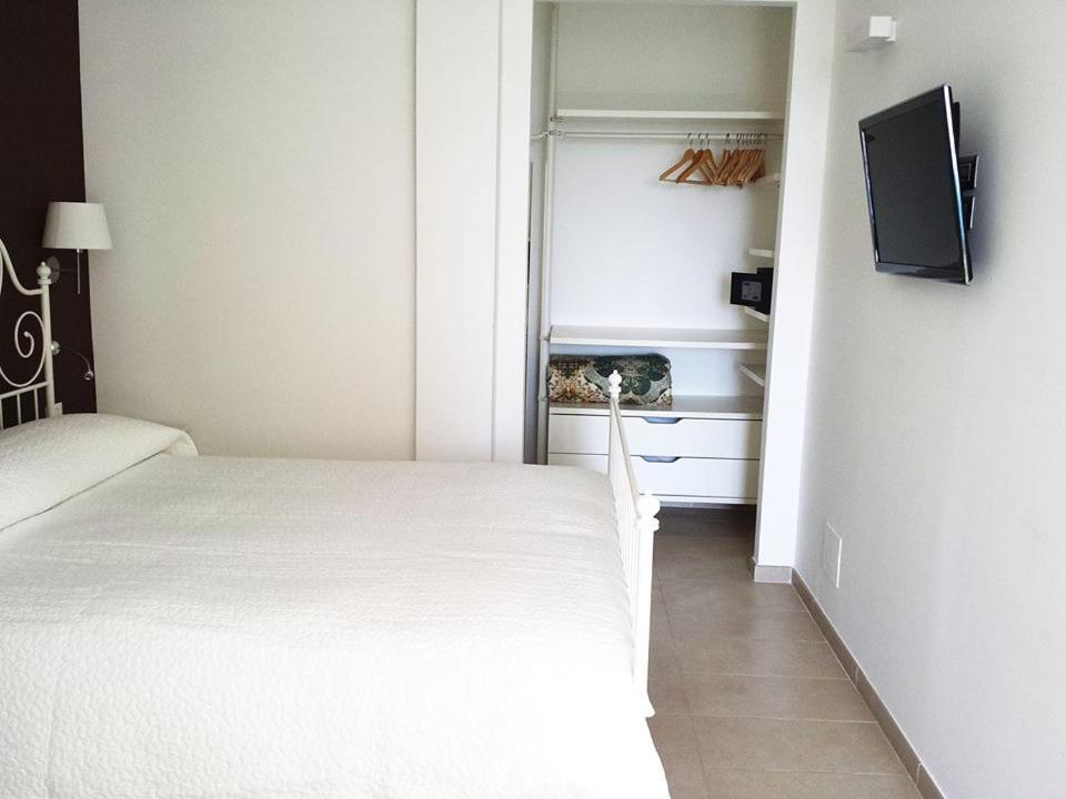 Hotel E Residence Il Faro אצ'יארולי מראה חיצוני תמונה
