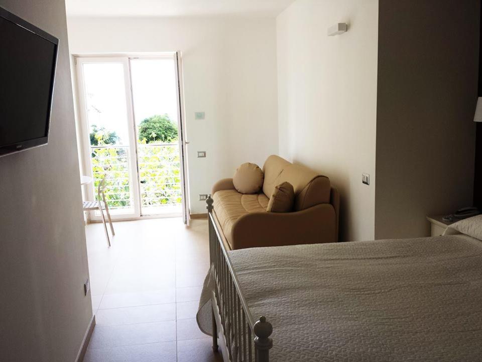 Hotel E Residence Il Faro אצ'יארולי מראה חיצוני תמונה