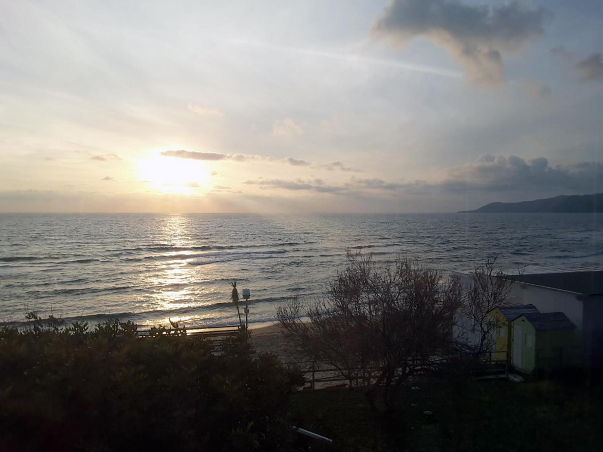 Hotel E Residence Il Faro אצ'יארולי מראה חיצוני תמונה