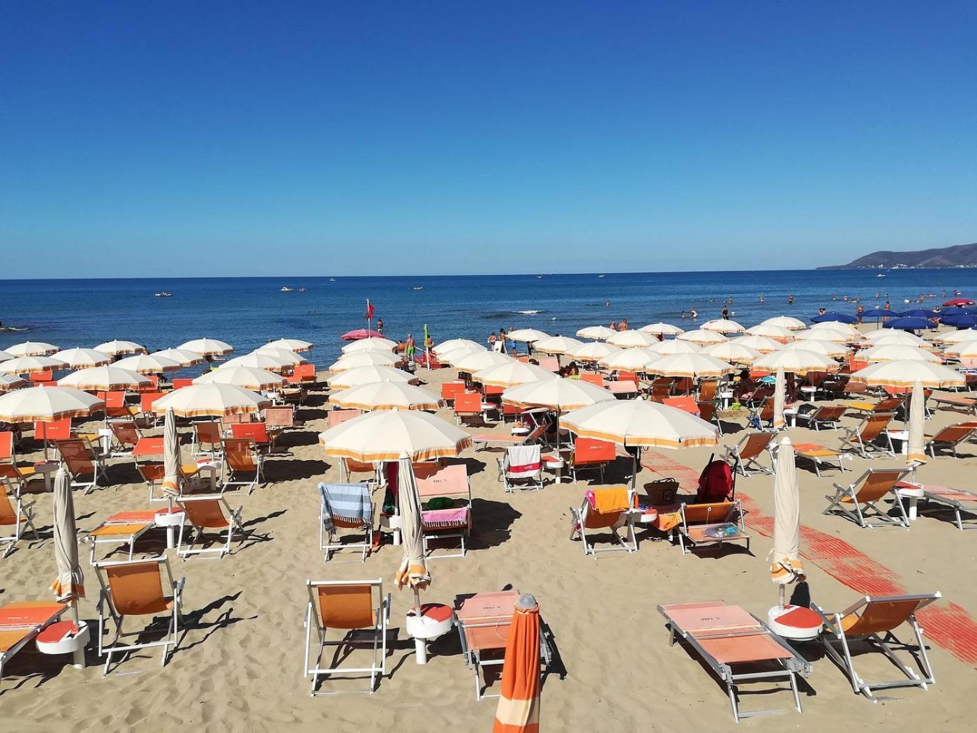 Hotel E Residence Il Faro אצ'יארולי מראה חיצוני תמונה