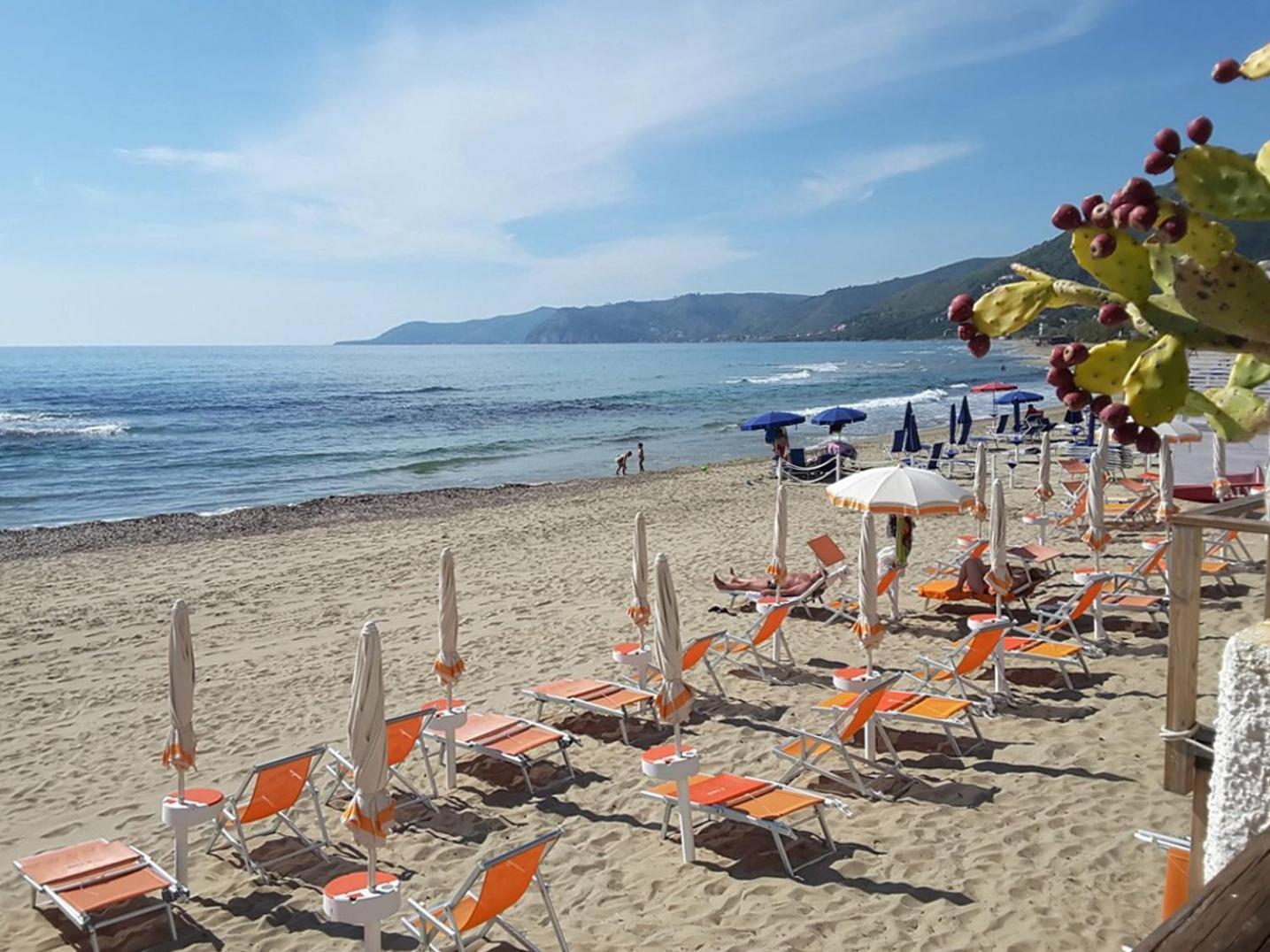 Hotel E Residence Il Faro אצ'יארולי מראה חיצוני תמונה