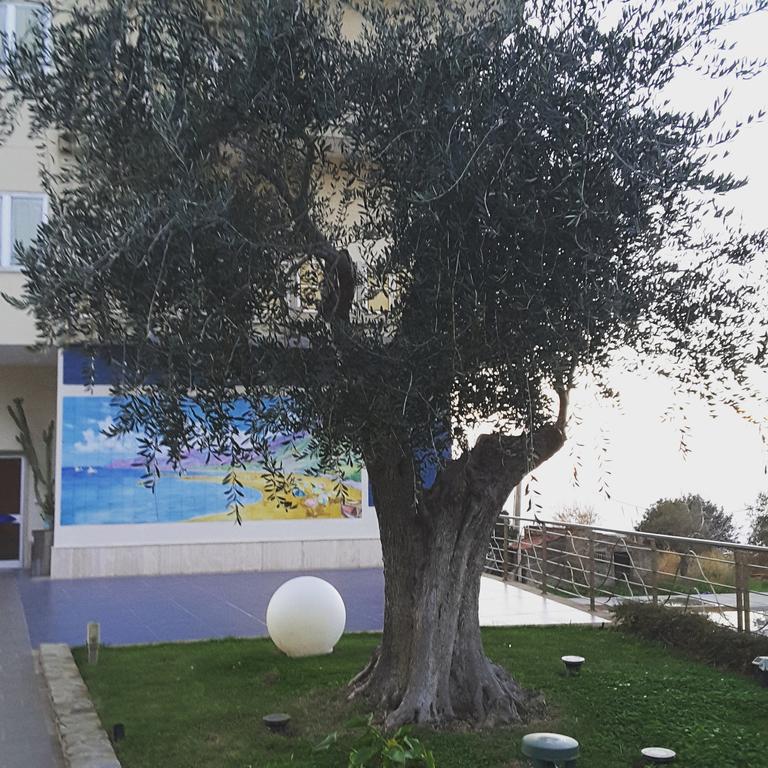 Hotel E Residence Il Faro אצ'יארולי מראה חיצוני תמונה