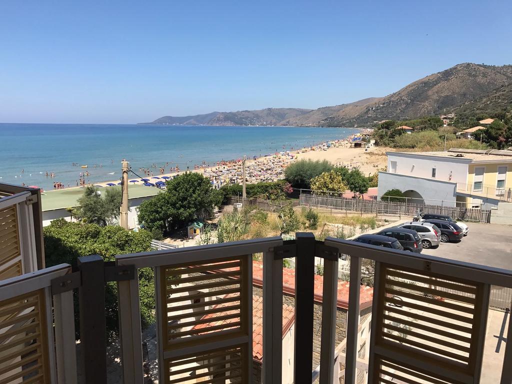 Hotel E Residence Il Faro אצ'יארולי מראה חיצוני תמונה
